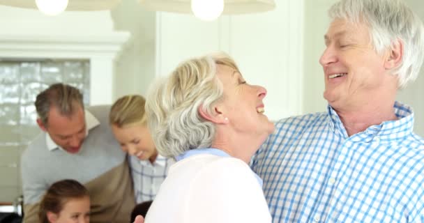 Sonriente pareja de ancianos de pie con el brazo alrededor en casa — Vídeo de stock