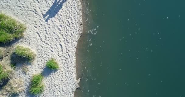 Пара прогулок вместе на берегу озера — стоковое видео