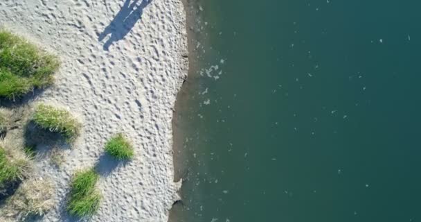 Pareja caminando juntos en la orilla del lago — Vídeo de stock