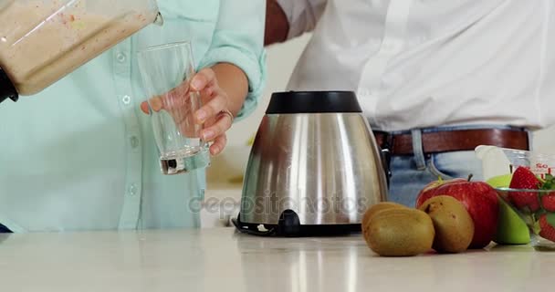 Couple versant un verre de smoothie aux fruits en verre — Video