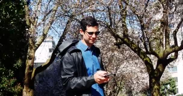 Homme Utilisant Téléphone Portable Tout Prenant Café Dans Parc Par — Video