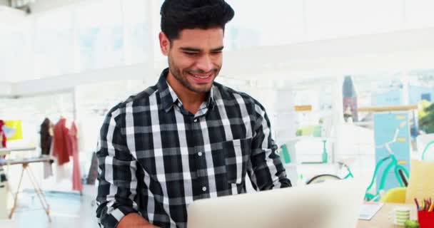 Ejecutivo masculino trabajando en el ordenador portátil en el escritorio — Vídeos de Stock