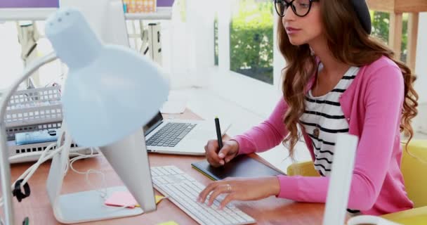 Diseñadora gráfica femenina trabajando en el escritorio — Vídeos de Stock