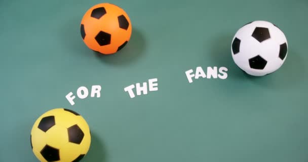 Tres balones de fútbol con texto sobre fondo verde — Vídeos de Stock