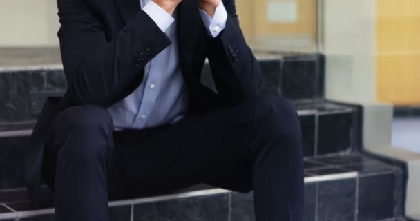 Депрессивный бизнесмен сидит на лестнице — стоковое видео