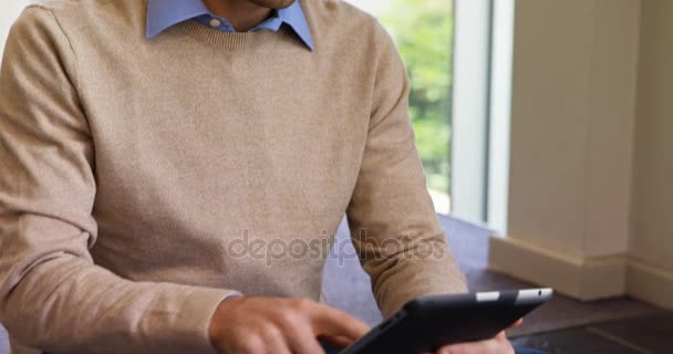 Homme d'affaires en utilisant la tablette numérique dans le bureau — Video