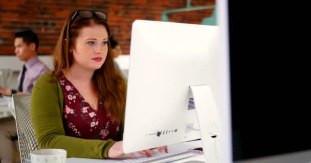 Bilgisayarda Çalışan Kadın — Stok video