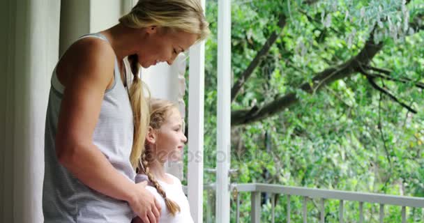Moeder en dochter samen in staan balkon 4k — Stockvideo