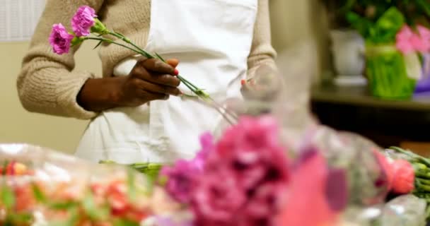 Przygotowując bukiet kwiatów Kwiaciarnia kobiece — Wideo stockowe