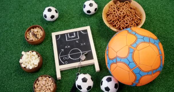 Skål för snacks, fotboll och skiffer på konstgräs — Stockvideo