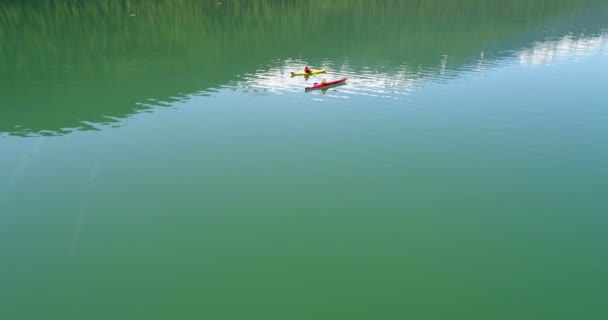 Les gens kayak dans le lac — Video