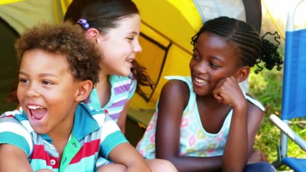 Niños divirtiéndose en la tienda en un día soleado — Vídeos de Stock