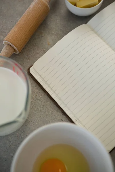 Ingredientes por libro abierto — Foto de Stock