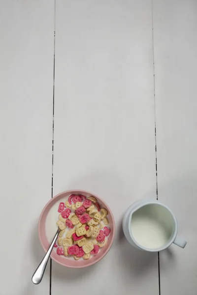 벌집 곡물과 우유의 그릇 — 스톡 사진
