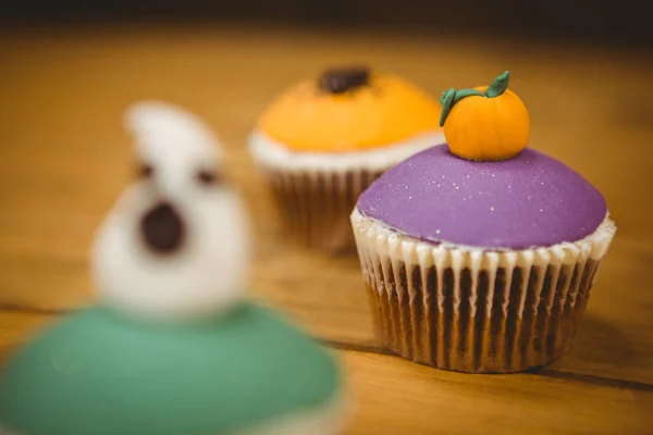 Close up de bolo de xícara com abóbora durante o Halloween — Fotografia de Stock