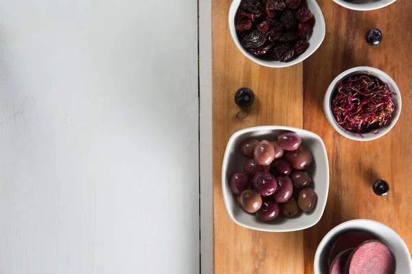 Rote-Bete-Scheibe mit verschiedenen Früchten in Schalen — Stockfoto