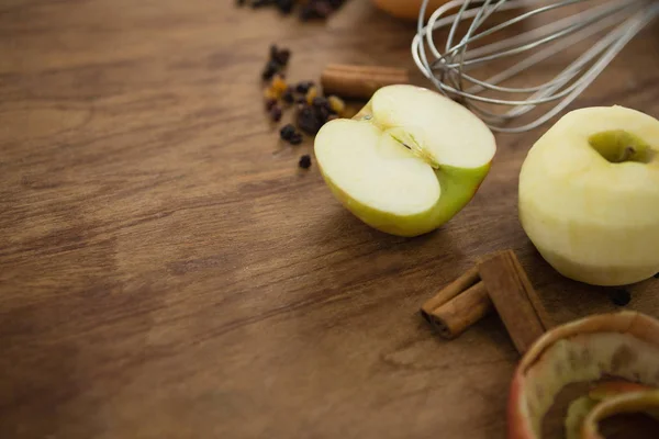 Close up of granny smith apple with spices — Stock Photo, Image