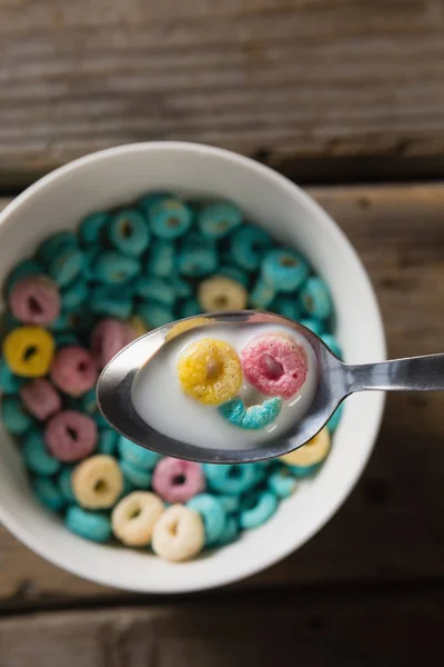 Anéis de cereais embebidos em leite — Fotografia de Stock