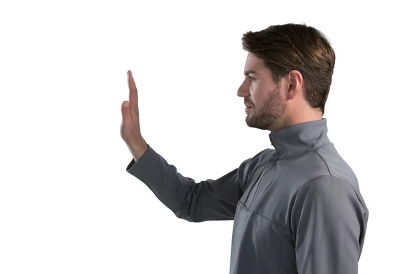 Mann gestikuliert Stoppschild vor weißem Hintergrund — Stockfoto