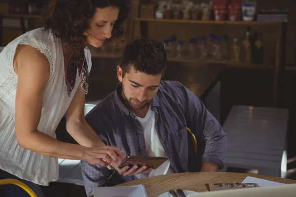 Businesswoman showing tablet to man — Stock Photo, Image