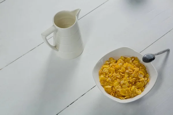 Cuenco de trigo cereal con cuchara — Foto de Stock