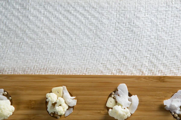 カリフラワー チーズとまな板の上の果物 — ストック写真