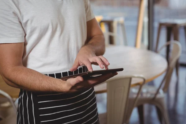 Mittelteil des Kellners mit Tablette — Stockfoto