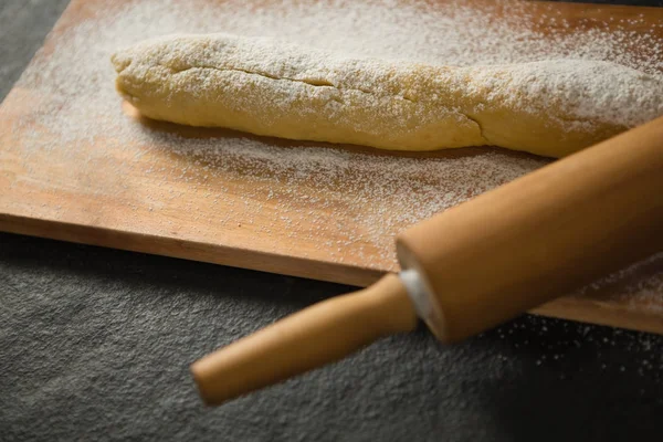 Pão cru com farinha e rolo — Fotografia de Stock