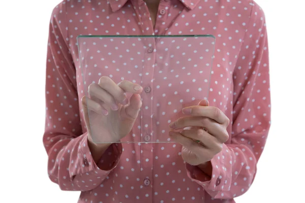 Kobieta za pomocą cyfrowego tabletu szkła — Zdjęcie stockowe