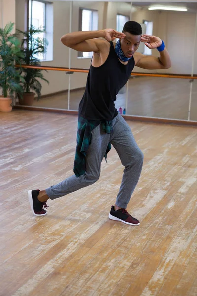 Erkek dansçı stüdyoda pratik — Stok fotoğraf
