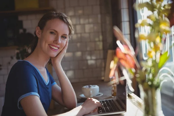 Frau benutzt Laptop auf Fensterbank — Stockfoto