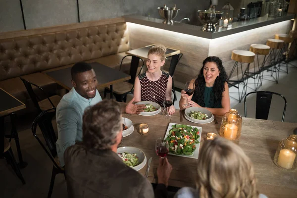 Vrienden interactie met elkaar tijdens een diner — Stockfoto