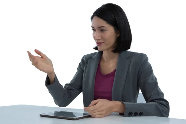 Empresária gesticulando na mesa — Fotografia de Stock