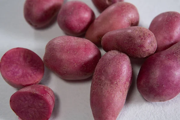 Süßkartoffeln auf weißem Hintergrund — Stockfoto