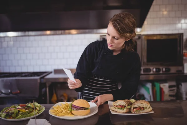 Servitören anläggning papper — Stockfoto