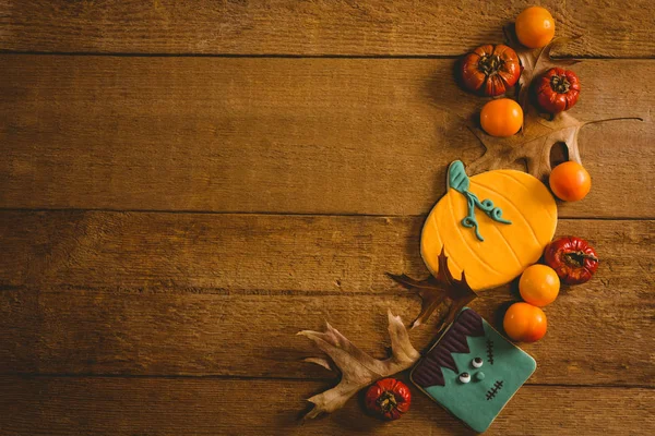 Comida con hojas de otoño en la mesa —  Fotos de Stock