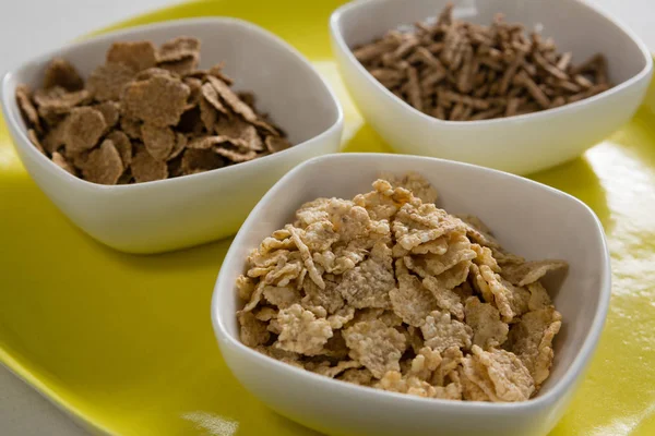 Copos de trigo y palitos de salvado de cereales en un tazón — Foto de Stock