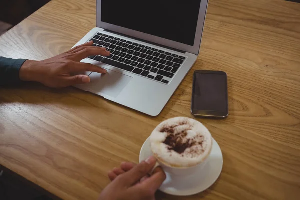 Beskurna händerna på mannen med kaffe — Stockfoto