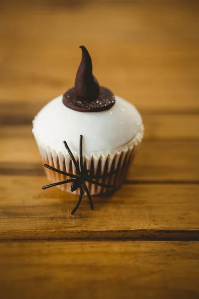 Close up de bolo copo com aranha e chapéu de bruxa — Fotografia de Stock