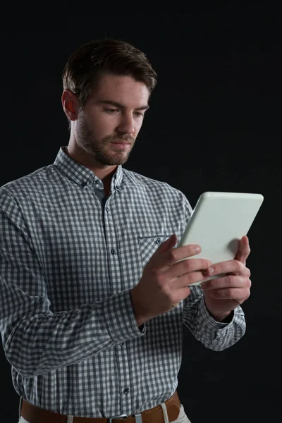 Homme utilisant une tablette numérique — Photo