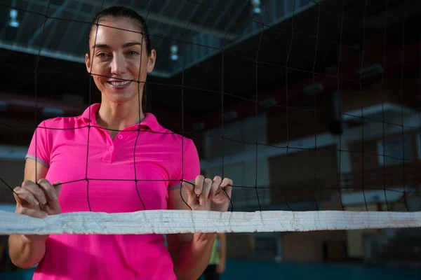 Jogador de voleibol feminino atrás da rede — Fotografia de Stock