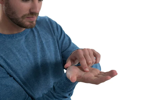 Hombre fingiendo sostener un objeto invisible — Foto de Stock