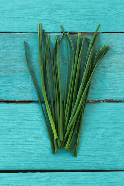 Garlic chives on wooden table — Stock Photo, Image