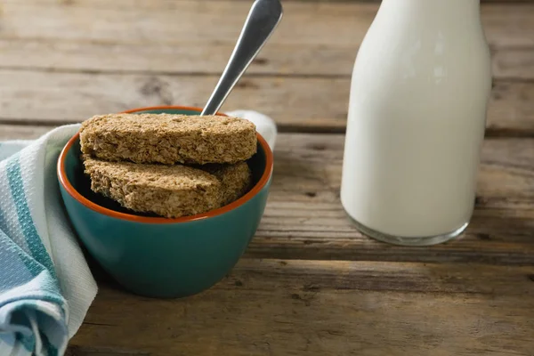 Müsli bar och mjölk med servett — Stockfoto