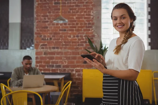 Cameriera sorridente con tablet digitale — Foto Stock