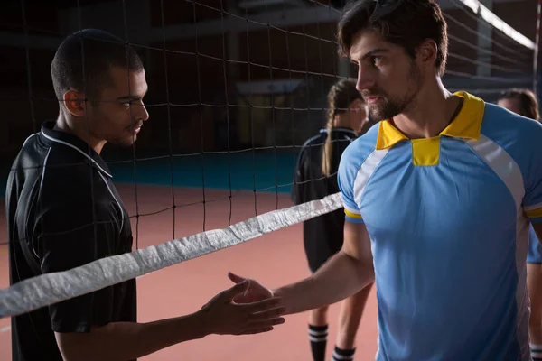 Volleyballer geben sich die Hand — Stockfoto