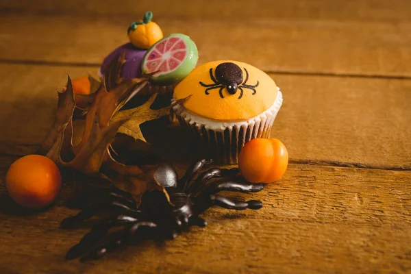 Decorações de Halloween com bolo de xícara na mesa — Fotografia de Stock