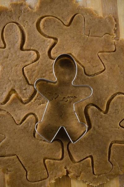 Gingerbread homem cortador de massa na massa — Fotografia de Stock