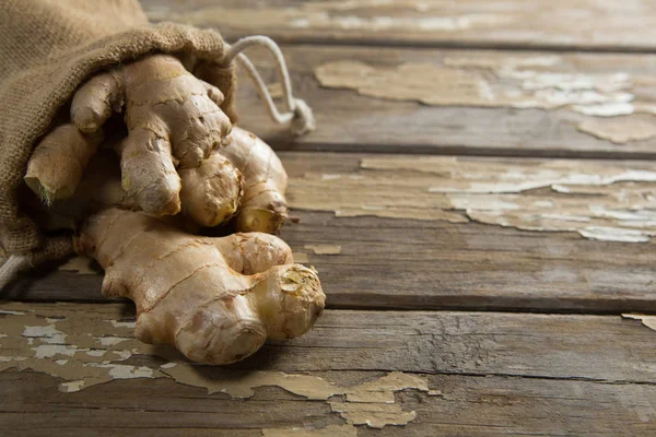 Close up of burlap and fresh gingers — Stock Photo, Image