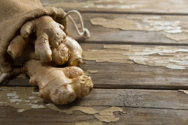 Närbild av säckväv och färska gingers — Stockfoto